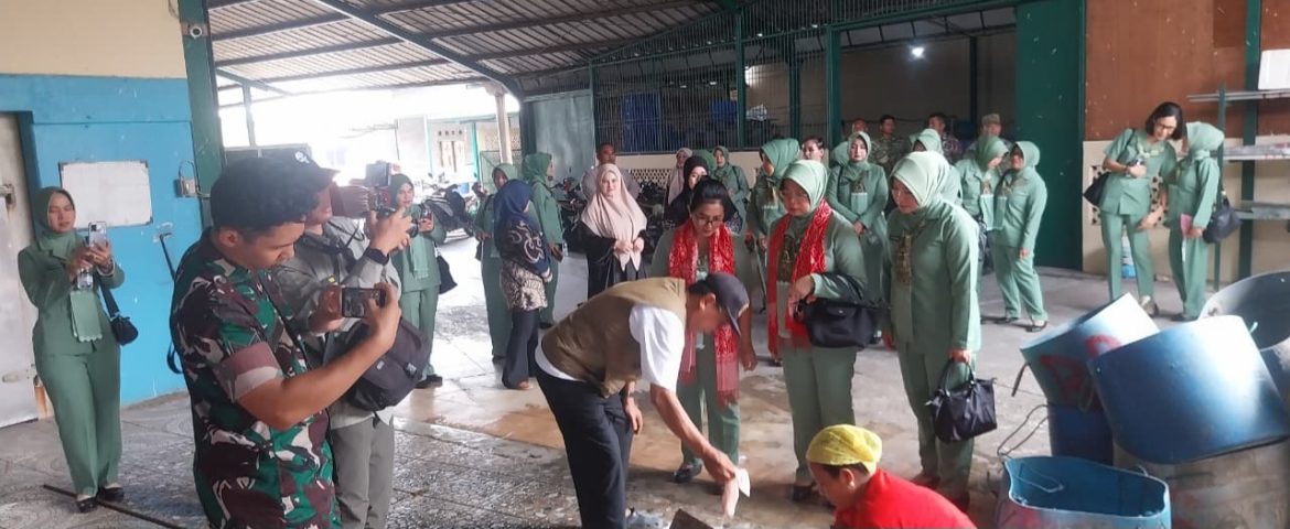 Danramil 1602/Sindang Hadiri Kunjungan Ketua Persit Cabang XVIII DITKUMAD di Sentral Krupuk Padi Kapas