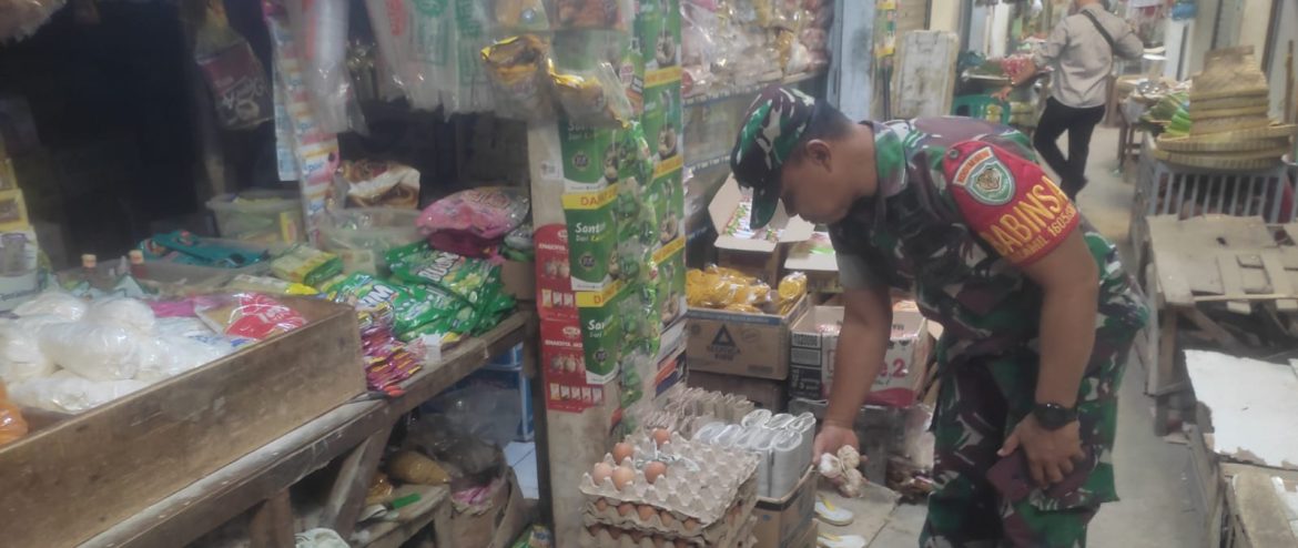 Babinsa Koramil 1605/Sukagumiwang Monitoring Sekaligus Pendataan Harga Bahan Pokok di Wilayah Binaan