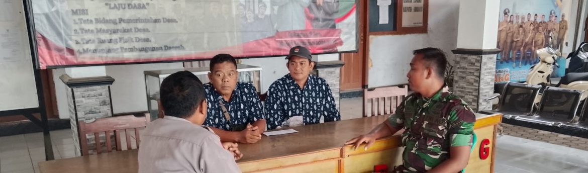 Babinsa Koramil 1603/Lohbener Komsos Bersama Perangkat Desa Larangan