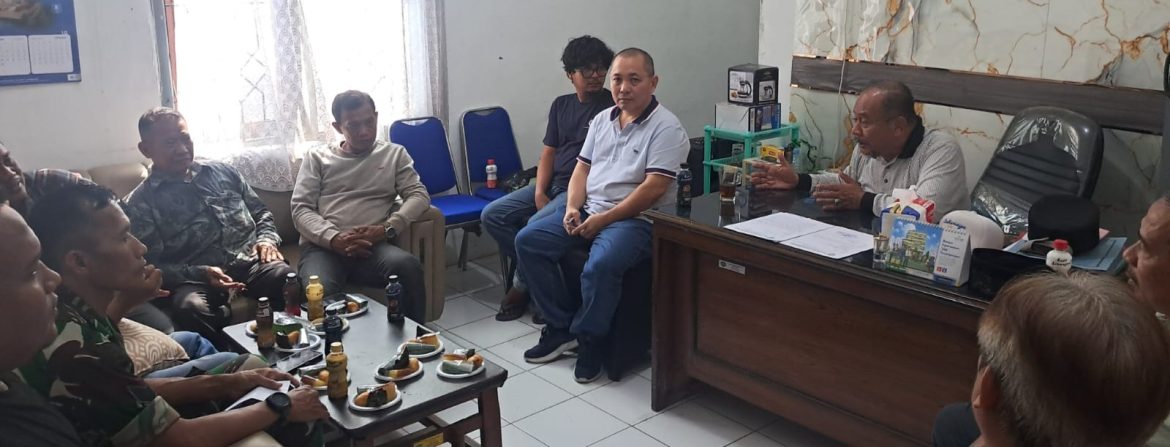 Koramil 1608/Karangampel Hadiri Koordinasi Penertiban Sampah Liar di Jalan Pertamina Blok Dowel Desa Kedokan Agung