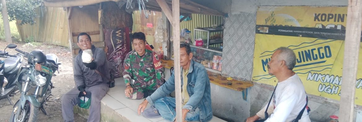 Komsos Anggota Koramil 1601/Indramayu di Wilayah Binaan Desa Singajaya