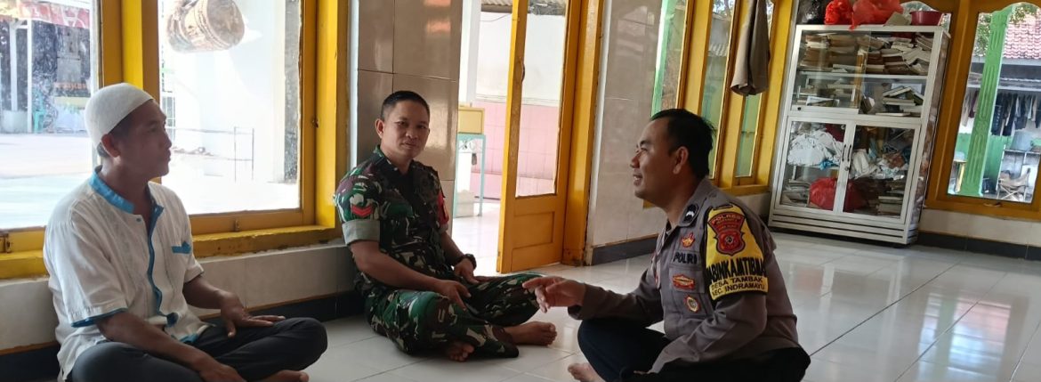 Komsos Anggota Koramil 1601/Indramayu Bersama Tokoh Agama Desa Tambak