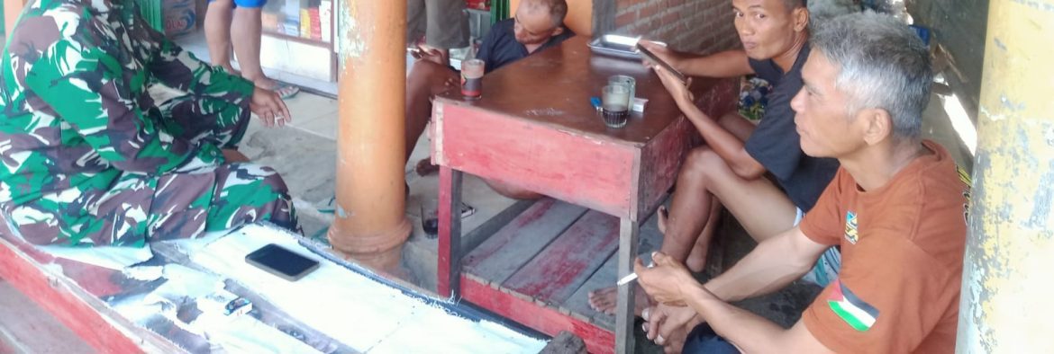 Komsos Babinsa Koramil 1605 Sukagumiwang Bersama Masyarakat Desa Jambe Pererat Silaturahmi dan Kepedulian Lingkungan