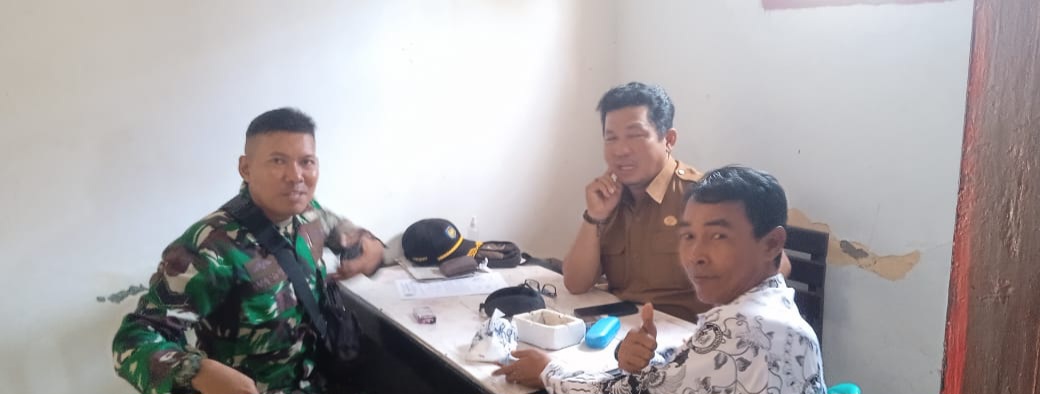 Babinsa Koramil 1603/Lohbener Komsos Bersama Pemdes Desa Arahan Kidul