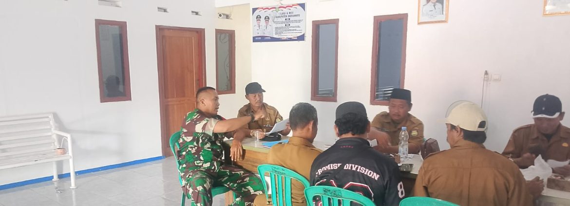 Babinsa Koramil 1603/Lohbener Komsos Bersama Kuwu dan Perangkat Desa Bojongslawi