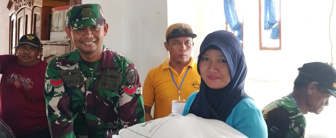 Babinsa Koramil 1611 Losarang Dampingi Penyaluran BPNT Alokasi Februari–Maret 2026 di Desa Rajaiyang