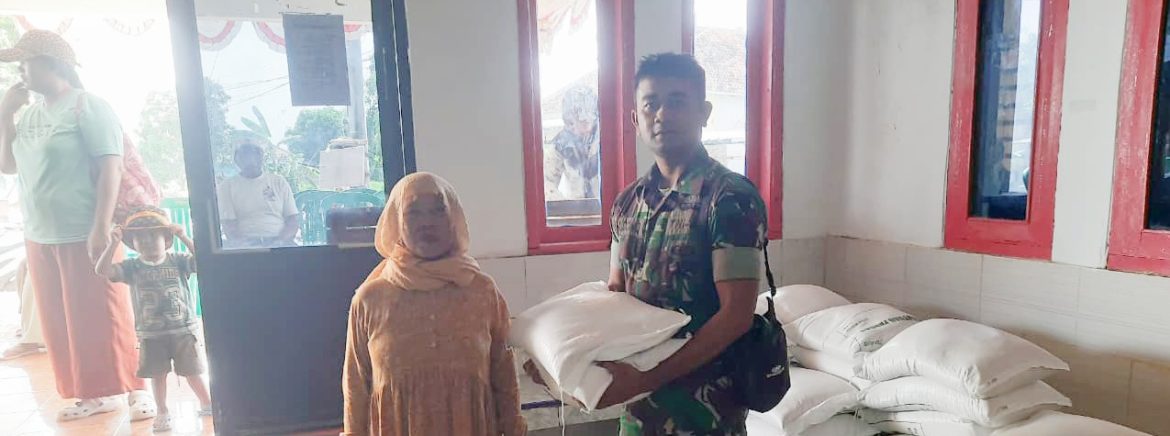 Babinsa Koramil 1602 Sindang Dampingi Penyaluran Bantuan Pangan Pemerintah Alokasi Februari-Maret 2026 di Desa Cemara