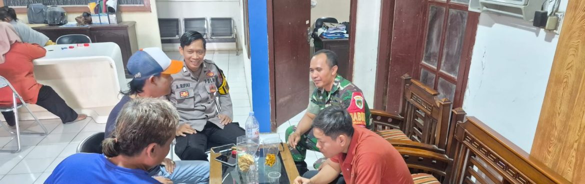 Babinsa Koramil 1601/Indramayu Komsos Bersama Pamong dan Masyarakat Desa Tegalurung