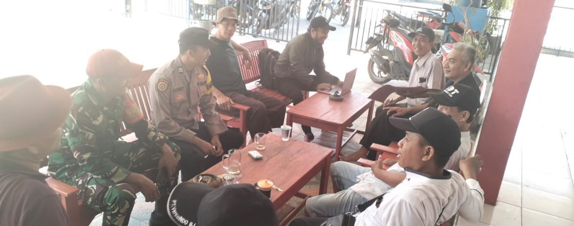 Babinsa Koramil 1608/Karangampel Komsos Bersama Warga Desa Dukuh Jeruk