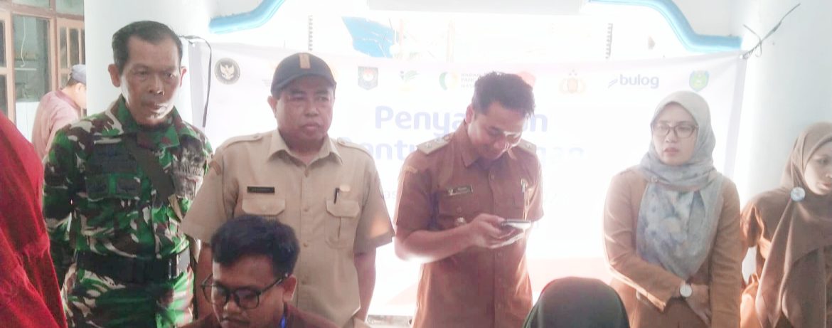 Babinsa Koramil 1602/Sindang Dampingi Penyaluran Bantuan Pangan Pemerintah di Desa Panyingkiran Kidul