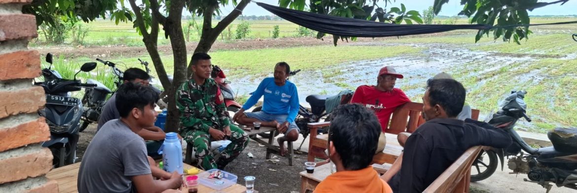 Komsos Anggota Koramil 1601/Indramayu di Wilayah Binaan Desa Sudimampir