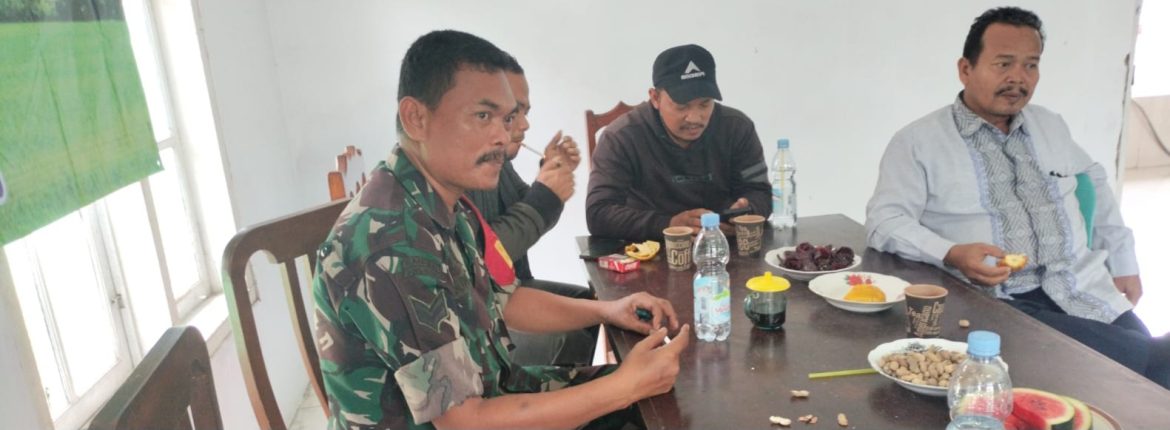 Komsos Babinsa Koramil 1605/Sukagumiwang Bersama Tokoh Masyarakat Desa Tenajar Lor