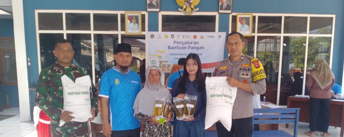 Babinsa Koramil 1603 Lohbener Dampingi Pendistribusian Bantuan Pangan BP-CBP Tahun 2026 di Desa Pamayahan