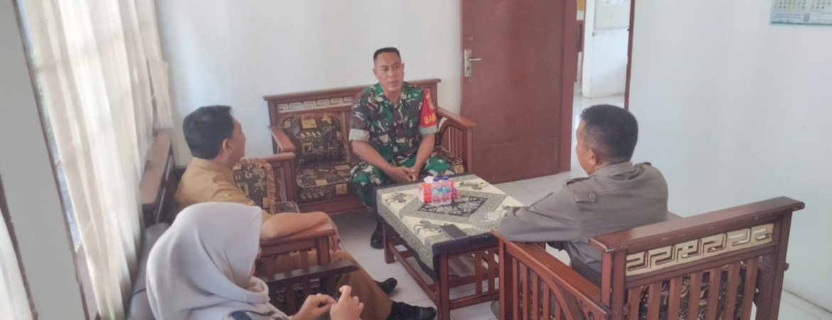 Komsos Anggota Koramil 1601/Indramayu Bersama Pegawai Kelurahan Karangmalang