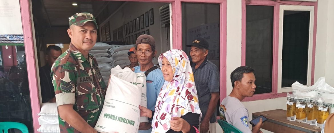 Babinsa Koramil 1602/Sindang Laksanakan Penyaluran Bantuan Pangan Pemerintah Tahun 2026 di Desa Babadan