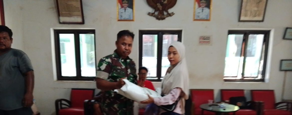 Babinsa Koramil 1605 Sukagumiwang Laksanakan Pendampingan Pendistribusian Bantuan Pangan BP-CBP di Desa Kliwed