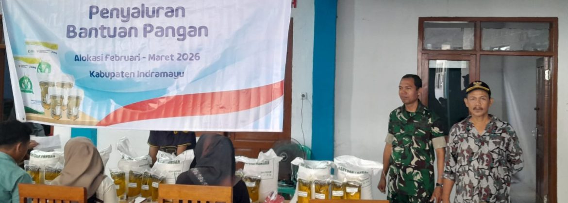 Babinsa Koramil 1602/Sindang Laksanakan Pendampingan Penyaluran Bantuan Pangan Pemerintah di Desa Panyindangan Wetan