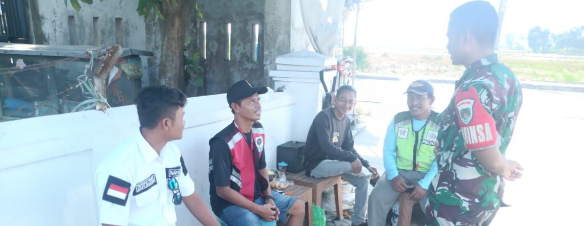 Babinsa Koramil 1608 Karangampel Laksanakan Komsos Bersama Warga Desa Karangampel