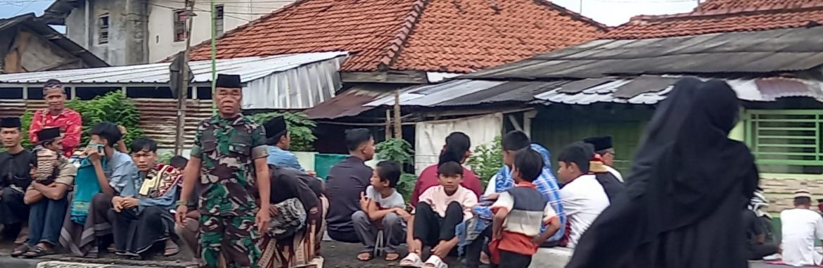 Anggota Koramil 1605 Sukagumiwang Laksanakan Pengamanan dan Penyebrangan Sholat Idul Adha di Desa Kertasemaya