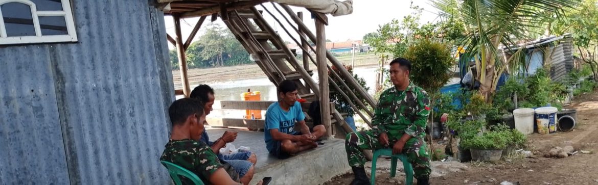Komsos Anggota Koramil 1601/Indramayu Pererat Silaturahmi dan Tingkatkan Kepedulian Warga Desa Rawadalem