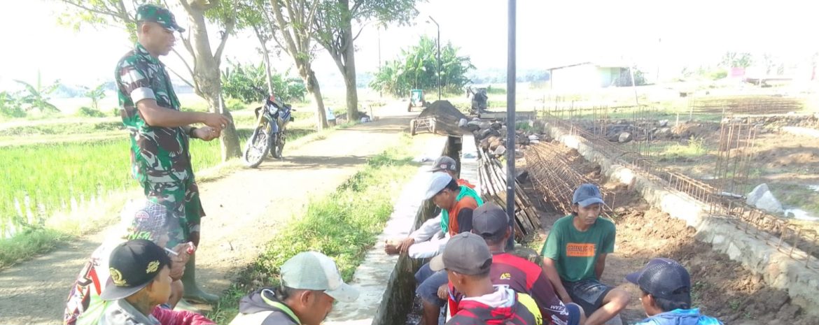 Babinsa Koramil 1605/Sukagumiwang Pererat Silaturahmi dengan Warga Desa Cadangpinggan Melalui Komsos