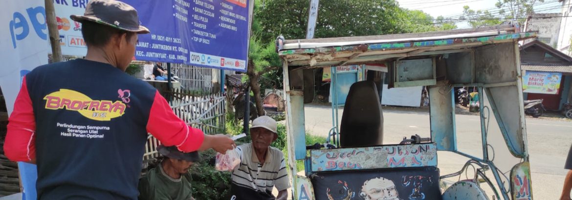 Anggota Koramil 1609/Juntinyuat Bagikan Daging Kurban Idul Adha 1447 H/2026 M Kepada Masyarakat dan Tukang Becak