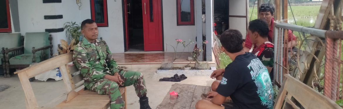 Babinsa Koramil 1603/Lohbener Pererat Silaturahmi Lewat Komsos Bersama Pamong dan Warga Desa Pamayahan