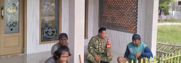Babinsa Koramil 1601 Indramayu Komsos Bersama Warga Desa Majakerta, Ajak Masyarakat Waspada Geng Motor