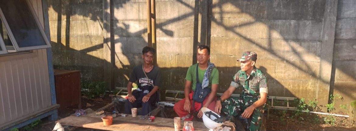 Babinsa Koramil 1608 Karangampel Komsos Bersama Warga Desa Mundu, Tekankan Keselamatan Berkendara dan Kamtibmas