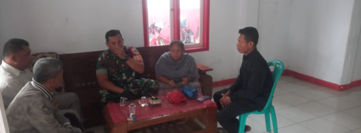 Babinsa Koramil 1608/Karangampel Komsos Bersama Pamong Desa dan Tokoh Masyarakat Desa Dukuh Tengah