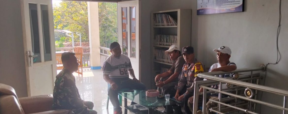 Babinsa Koramil 1611/Losarang Komsos Bersama Masyarakat Desa Losarang