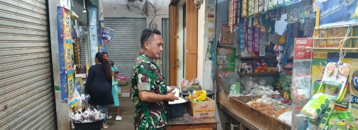 Babinsa Koramil 1605/Sukagumiwang Monitoring dan Pendataan Harga Sembako di Wilayah Binaan