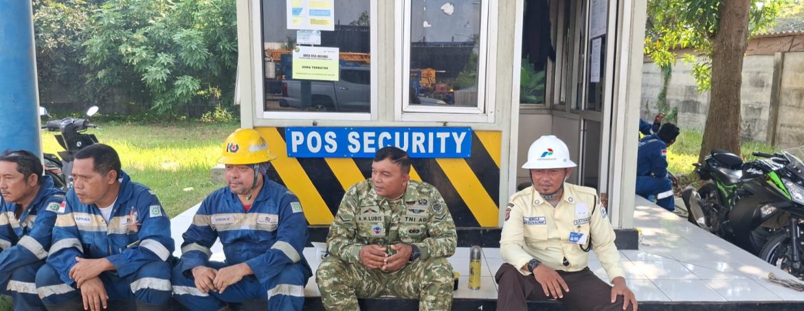 Babinsa Koramil 1608 Karangampel Komsos Bersama Pekerja RIG Pertamina di Kedokan Bunder
