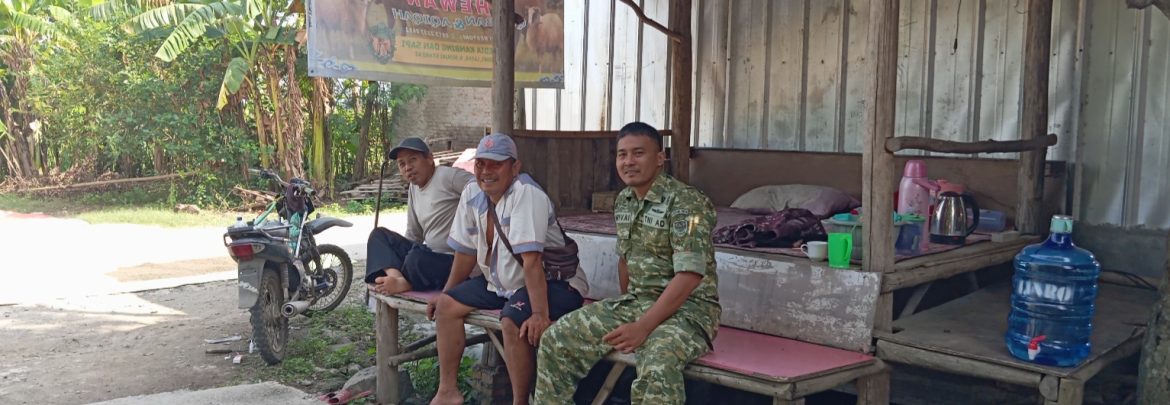 Komsos Anggota Koramil 1601/Indramayu di Wilayah Binaan Desa Gelarmandala Pererat Sinergi dengan Perangkat Desa