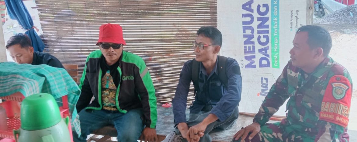 Babinsa Koramil 1608/Karangampel Laksanakan Komsos Bersama Warga Desa Jayalaksana