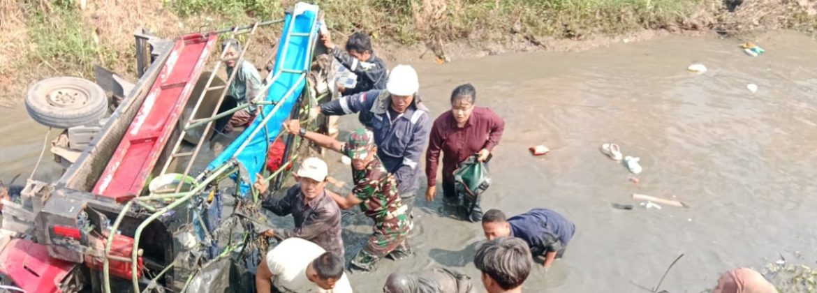 Gercep! Anggota Koramil 1608 Karangampel Bantu Evakuasi Korban Kecelakaan di Desa Mundu