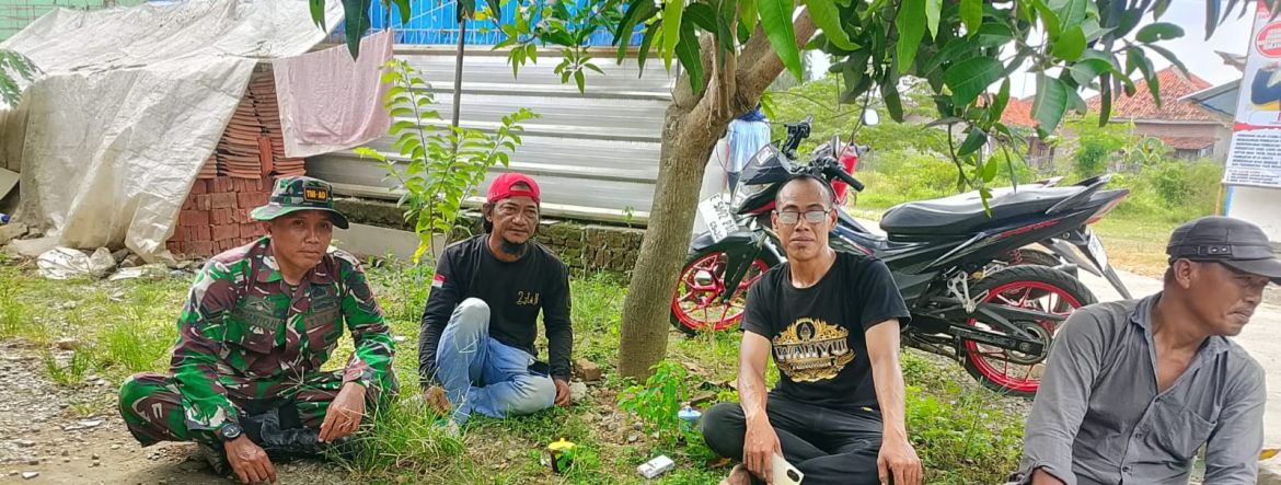 Babinsa Koramil 1603/Lohbener Komsos Bersama Masyarakat Desa Bojongslawi