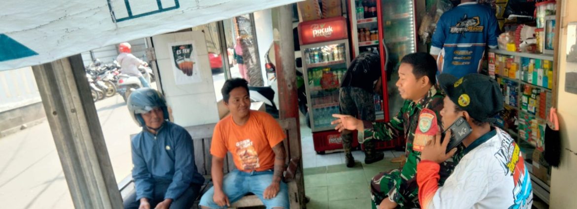 Komsos Babinsa Koramil 1601/Indramayu Bersama Warga Desa Karangsong, Ajak Jaga Kamtibmas dan Kebersihan Lingkungan