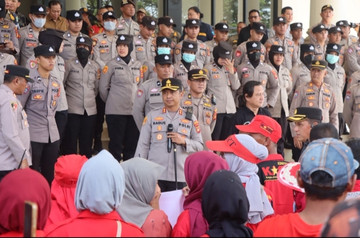 Polres Ogan Ilir Bersama Pemerintah Kabupaten berikan  Pelayanan Penyampaian Aspirasi dan Pendapat serta lakukan Dialog terbuka  dengan Aliansi Buruh pada Peringatan May Day