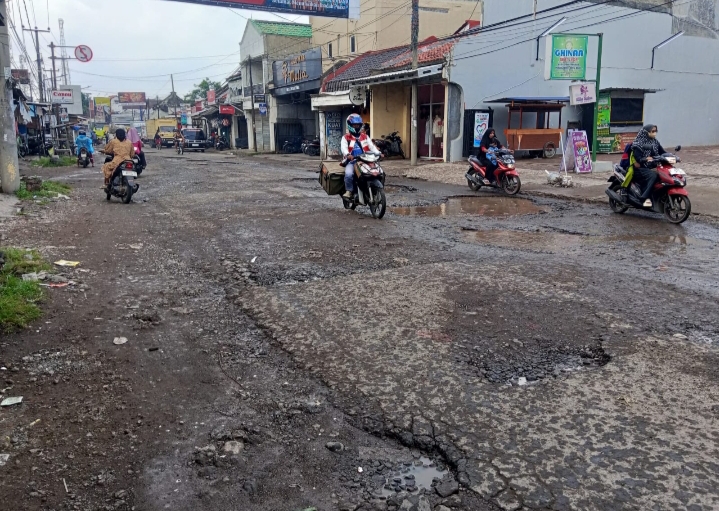 *Banyak Jalan di wilayah Karangsembung Rusak, LSM Kompak Korbasis Karangsembung raya Nilai Pemkab Cirebon Gagal*