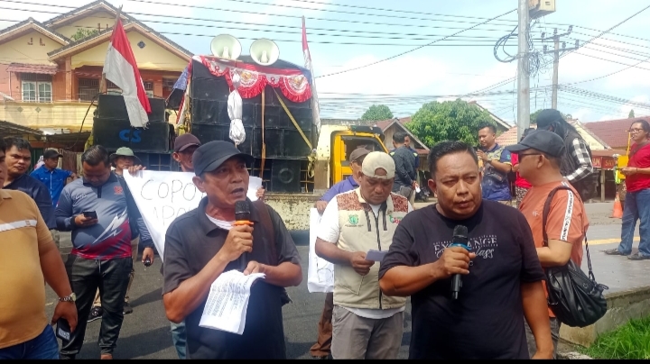 Ratusan Massa Demo Polres Muba, Soroti Dugaan Tebang Pilih Kasus Minyak Ilegal, Desak Kapolres Mundur dan Kapolsek Bayung Lencir Dicopot