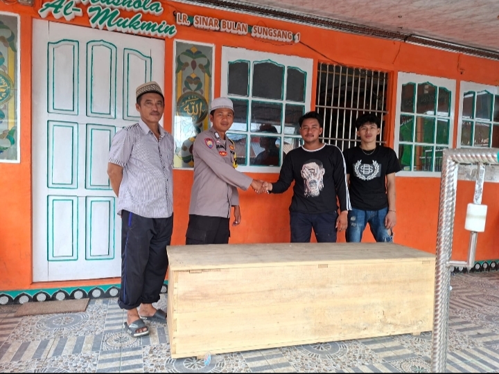 Peduli Duka, Bhabinkamtibmas Polsek Banyuasin II Salurkan Bantuan Peti Jenazah untuk Warga Sungsang I