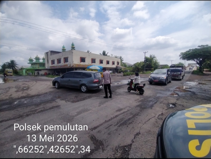 Rutinitas Pagi Personel Polsek Pemulutan Melalui Giat Strong Point, Wujudkan Kamseltibcar Lantas yang Aman dan Kondusif*