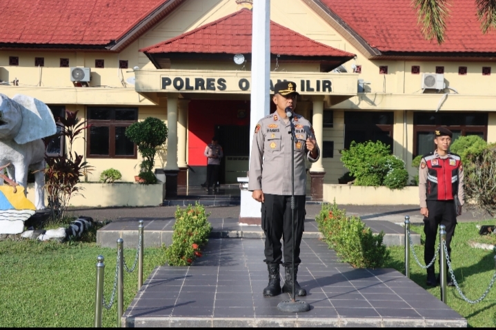 Kapolres Ogan Ilir Tekankan Pelayanan Prima dan Disiplin Personel Saat Pimpin Apel Pagi