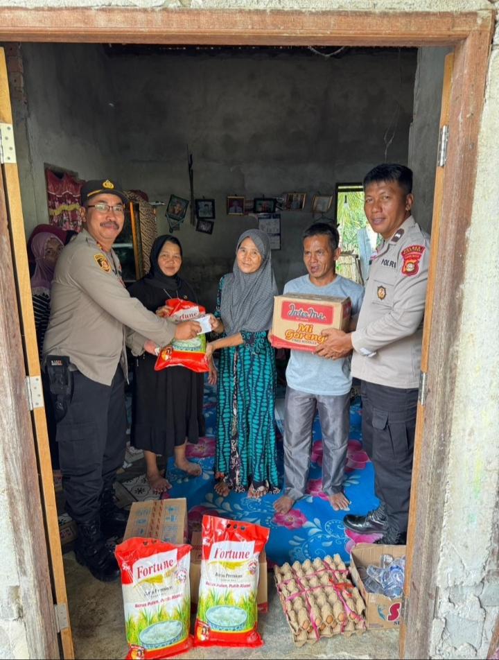 Kapolres Musi Rawas Utara Serahkan Bantuan Sembako untuk Keluarga Korban Tenggelam Azam dari Latifah