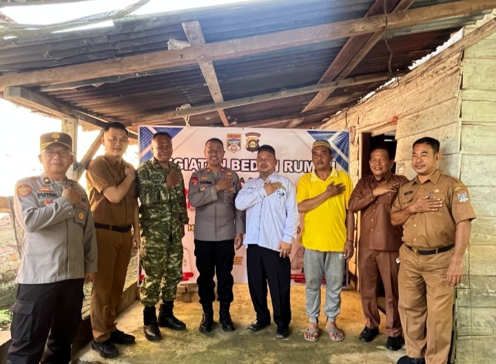 Wujudkan Presisi Polri, Polres Muratara Bagikan Sembako dan Bedah Rumah Warga