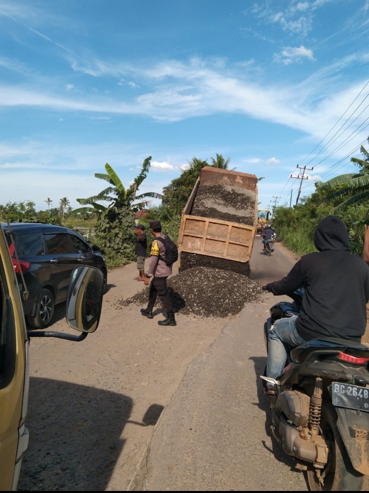 Gotong Royong Perbaiki Jalan Rusak, Warga Sungai Dua Bersinergi dengan TNI-Polri Jelang Idul Adha