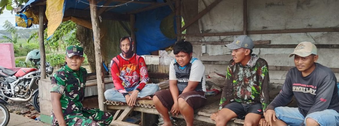 Babinsa Koramil 1605/Sukagumiwang Pererat Silaturahmi dengan Warga Desa Cibeber Melalui Komsos