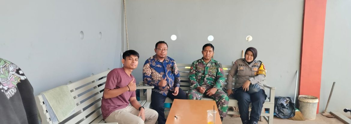 Babinsa Koramil 1601/Indramayu dan Bhabinkamtibmas Pererat Silaturahmi Melalui Komsos di Desa Rawadalem