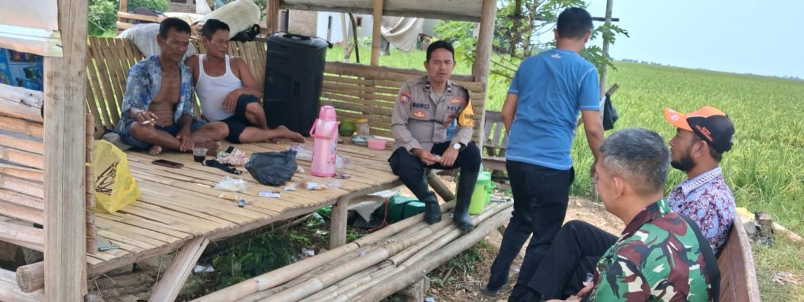 Sertu Sudirjo Babinsa Koramil 1608/Karangampel Laksanakan Komsos Bersama Warga Desa Sendang